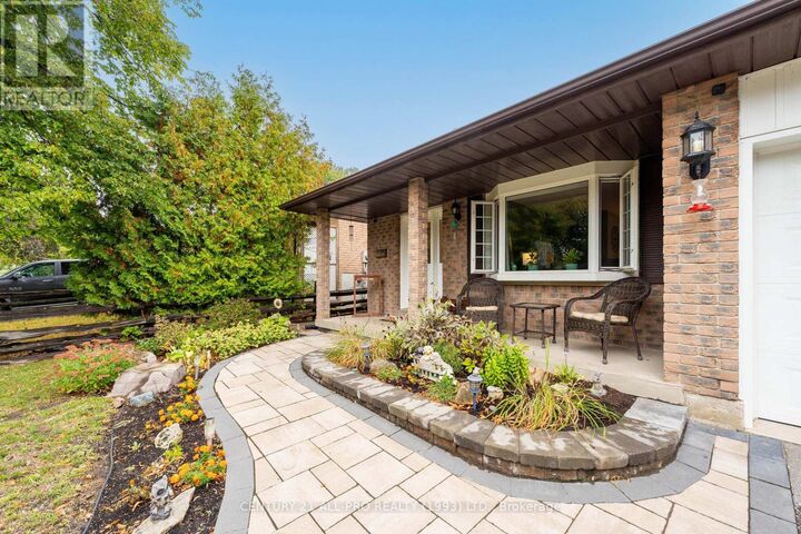 Property Photo:  895 Exeter Street  ON L1G 6R9 