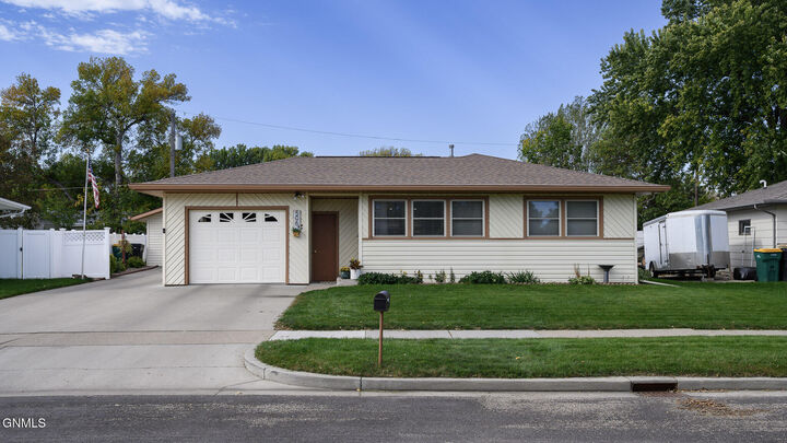 Property Photo:  506 Garden Drive  ND 58504 