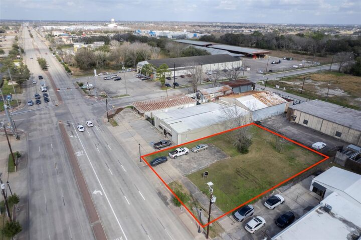 Property Photo: 2107 N Main Street TX 77581