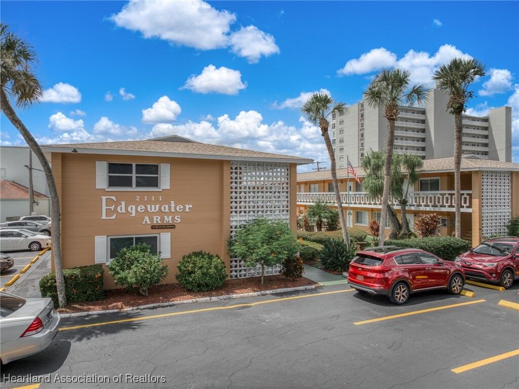 Property Photo:  2111 Lakeview Drive 8C  FL 33870 