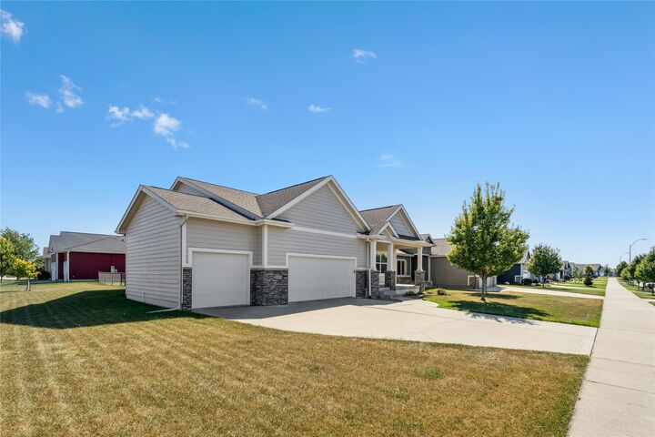 Property Photo:  2001 NW Reinhart Drive  IA 50023 