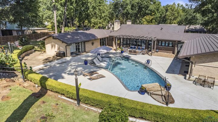 Property Photo: 1300 Montclair St. Huntington Park TX 75601
