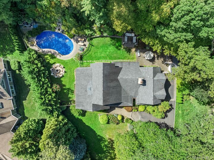 Property Photo:  10 Hollise Court  NY 11721 