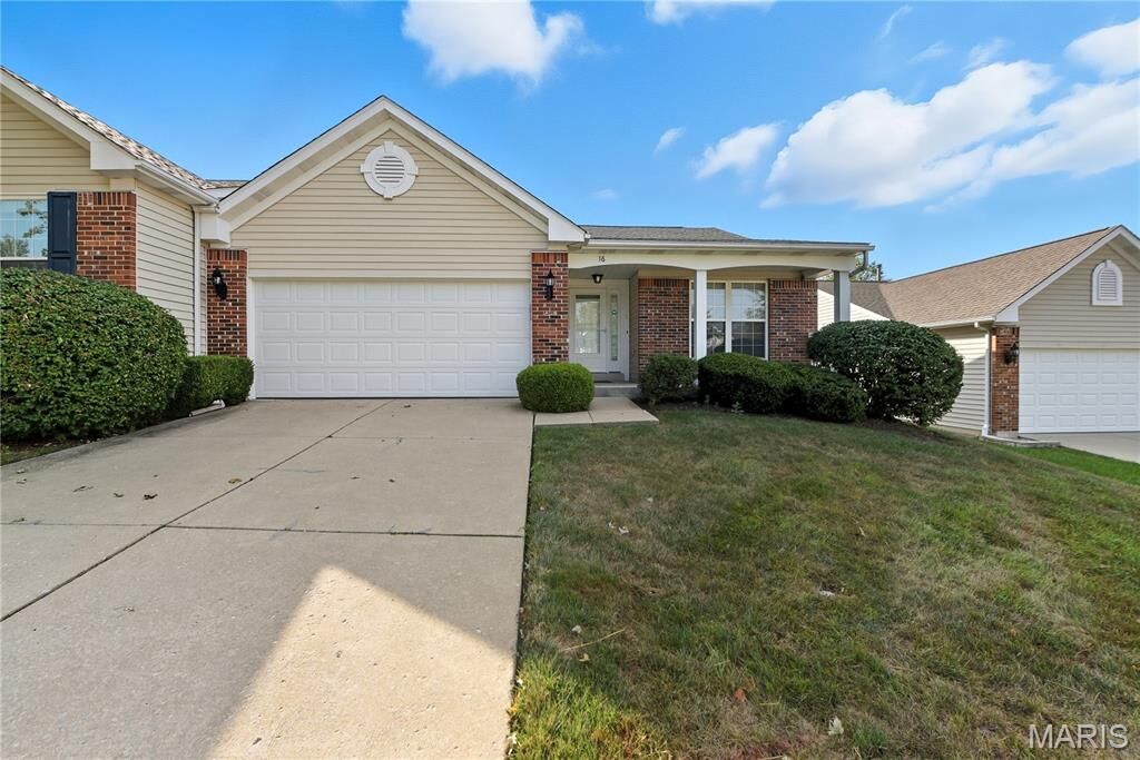 Property Photo:  16 Hunting Manor Drive  MO 63303 