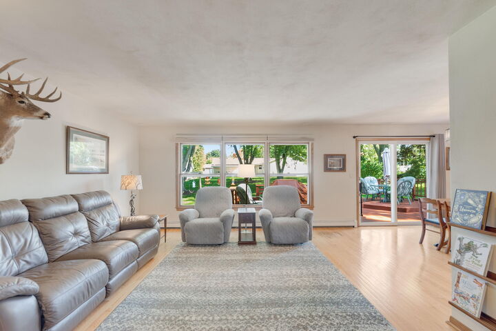 Property Photo:  1041 Bluebird Ln  WI 53182 