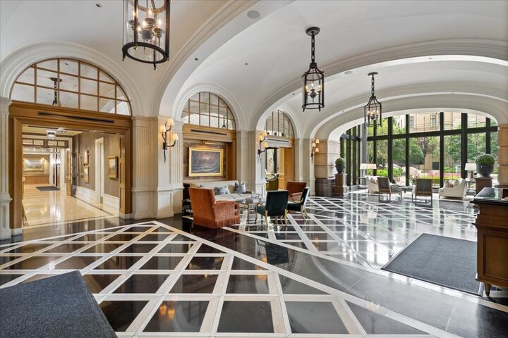 Property Photo:  2550 N Lakeview Avenue N1801  IL 60614 