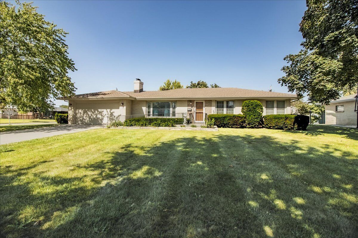 Property Photo: 1621 Mayfield Avenue IL 60435