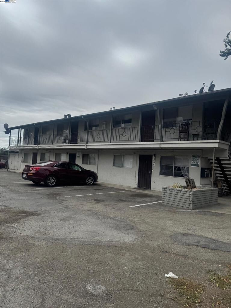 Property Photo: 318 Dumont Ave CA 94544