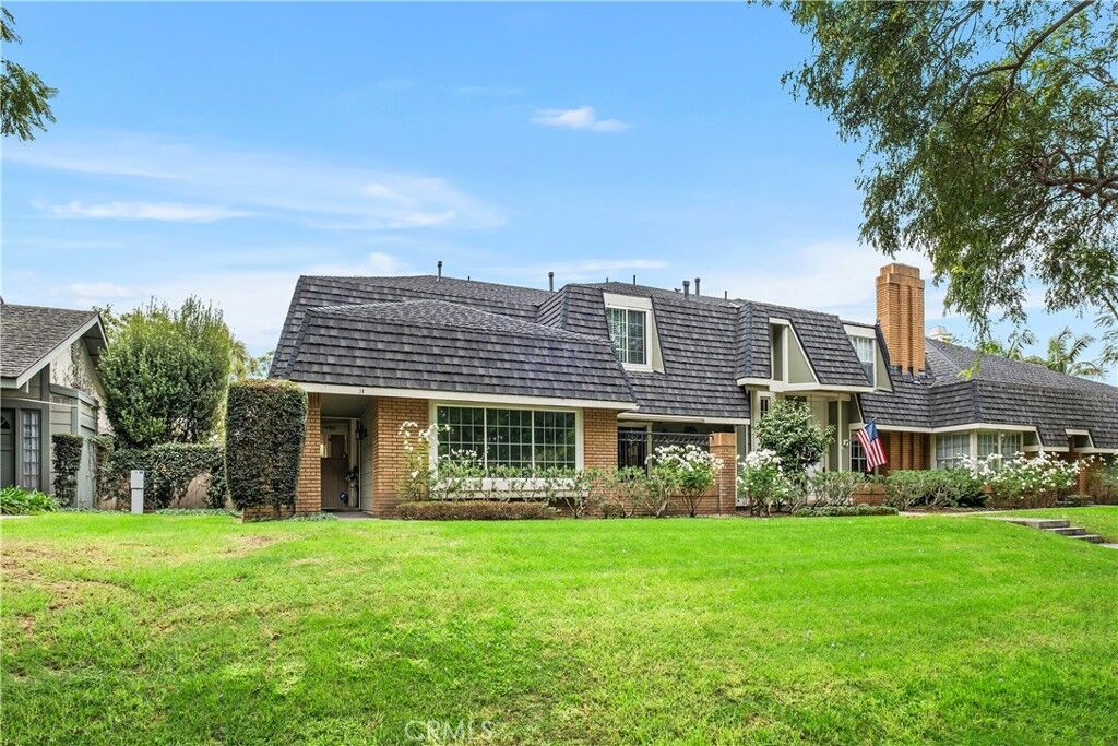 Property Photo:  16 E Yale Loop 28  CA 92604 