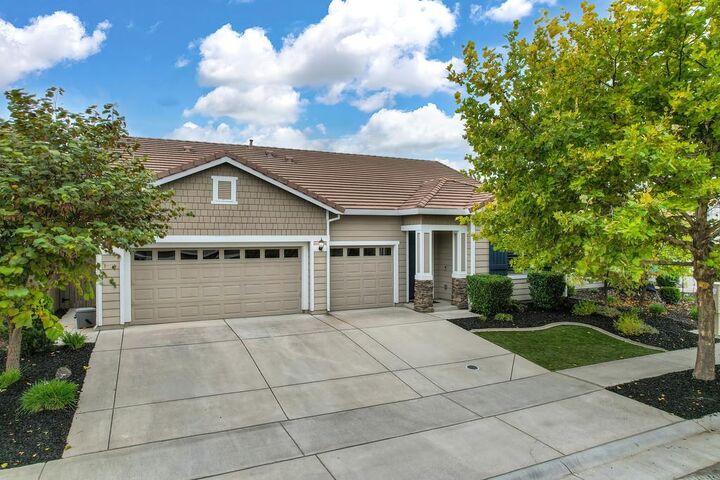 Property Photo: 3016 Oak Trail Way CA 95747