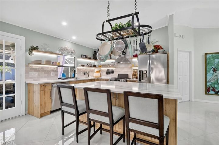 Property Photo: 410 6th St NE FL 34120