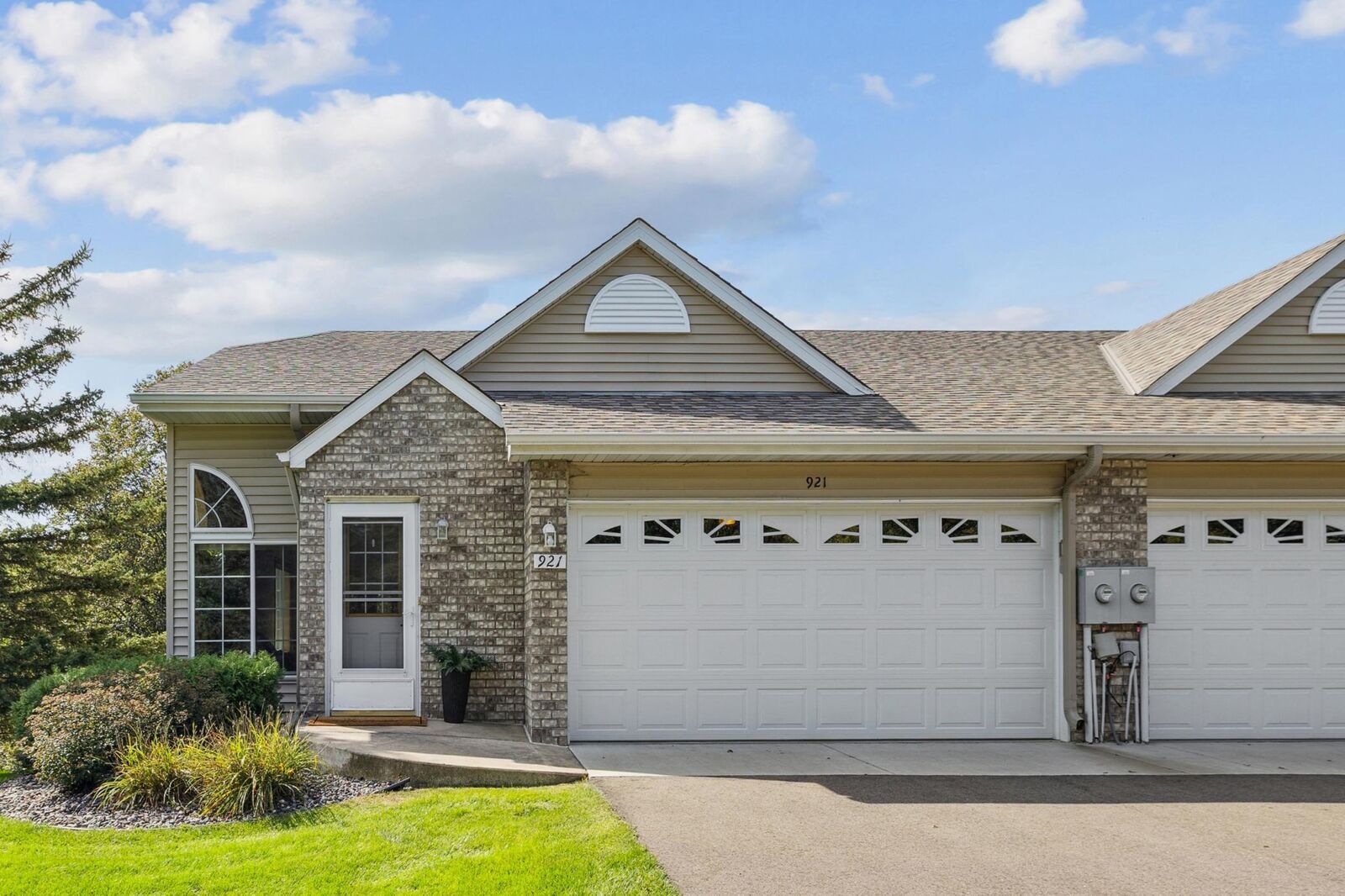 Property Photo:  921 N Rum River Drive  MN 55371 
