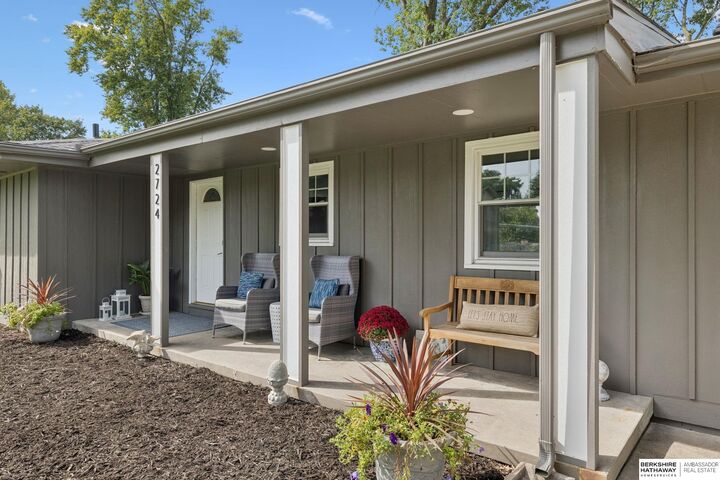 Property Photo: 2724 S 105th Avenue NE 68124