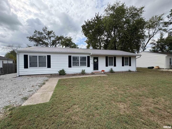 Property Photo:  805 N Reel Street  IL 62881 