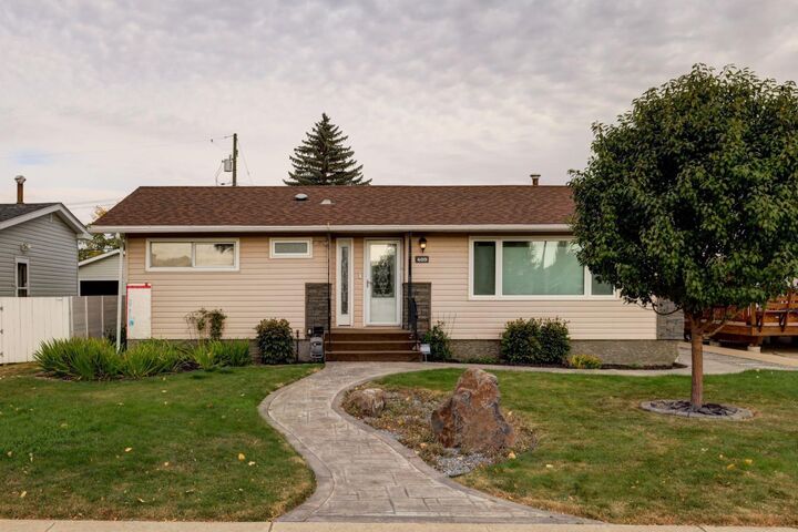 Property Photo:  409 12 Street E  AB T0J 0Y5 