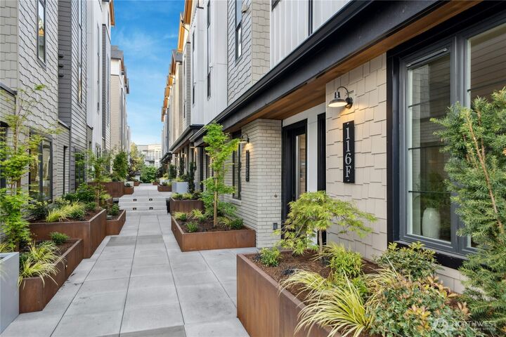 Property Photo:  110 C  2nd Street S  WA 98033 