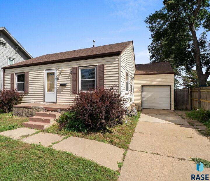 Property Photo:  900 S 4th Ave  SD 57104 