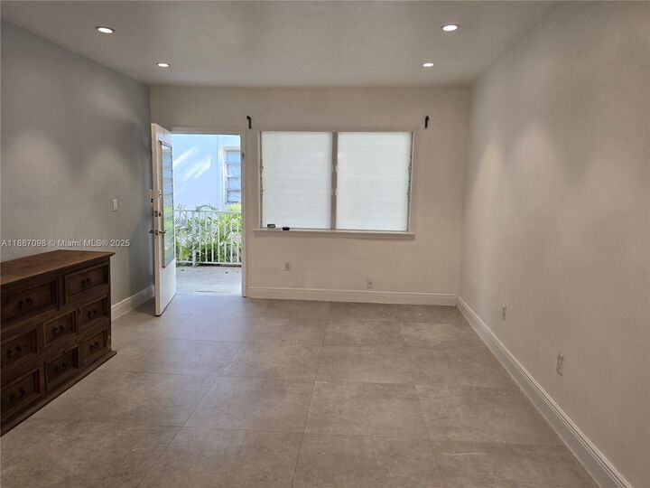 Property Photo: 835 Meridian Ave 4 FL 33139