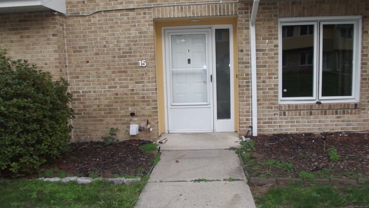 Property Photo:  46 Saint James Street 15  CT 06040
