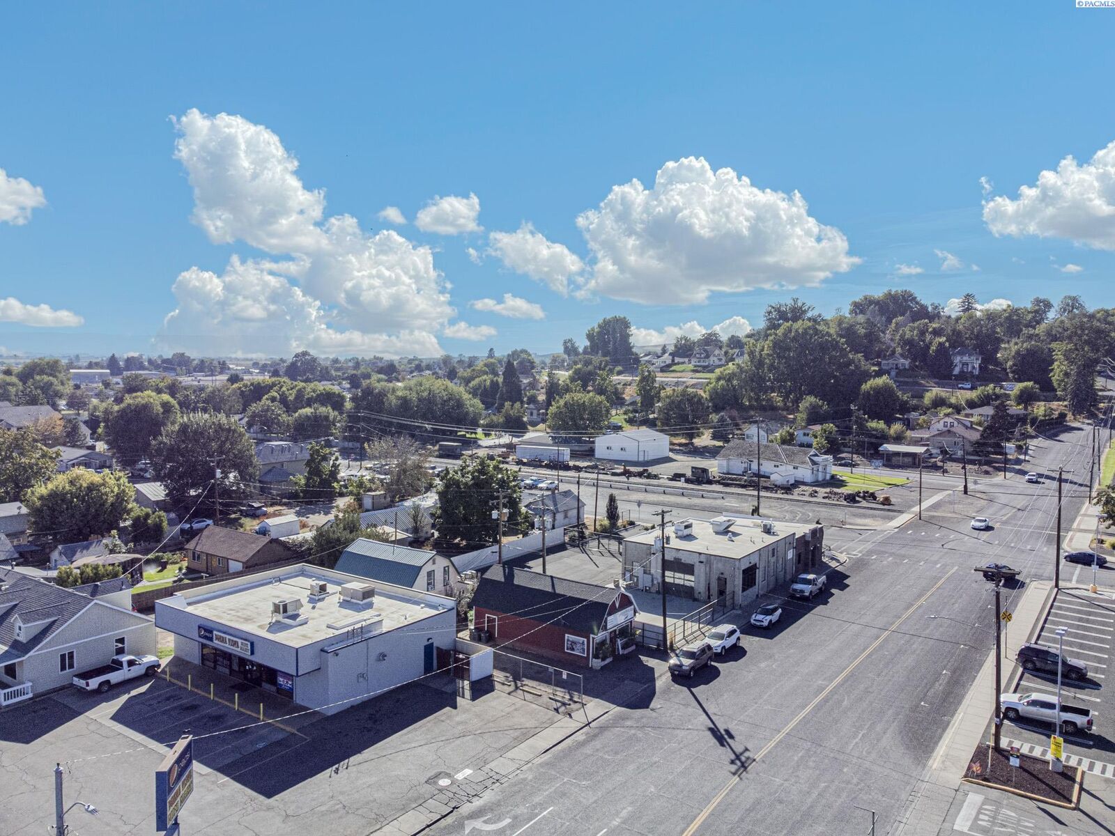 Property Photo: 512 Grant Ave WA 98944