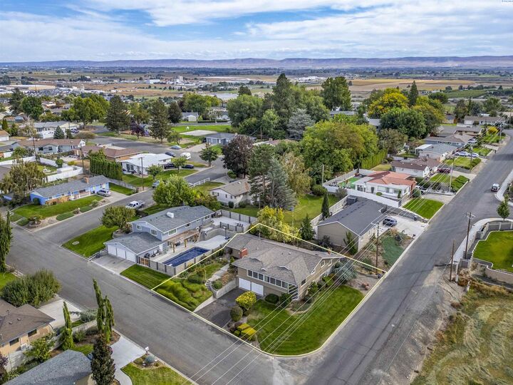 Property Photo:  1235 Cherry Ave  WA 98944 