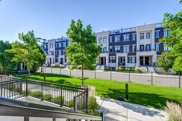 Property Photo: 652 Cricklewood Drive 202 ON L5G 0A5