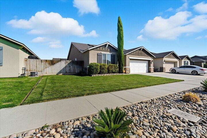 Property Photo: 3320 E Laura Avenue CA 93292