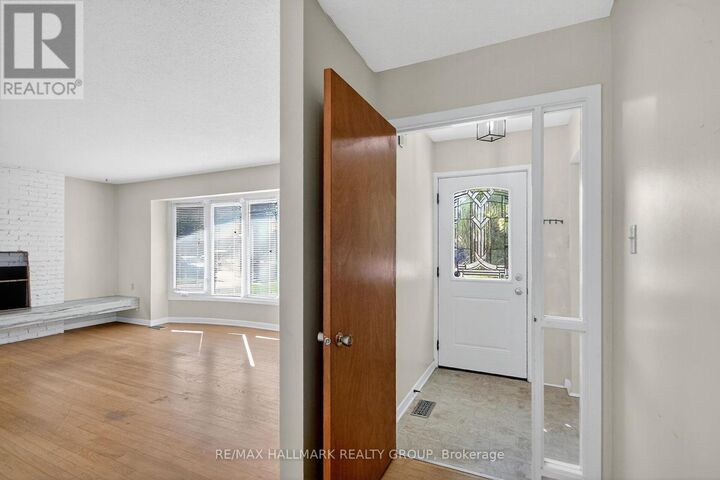 Property Photo: 3 Sutton Place ON K2E 5G1