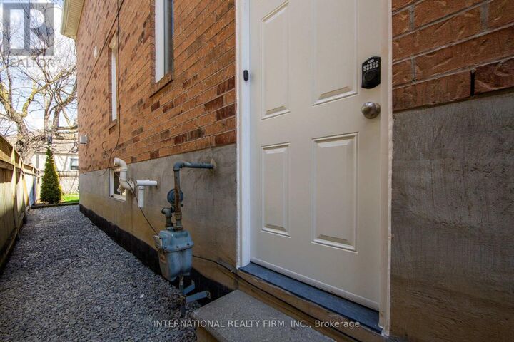 Property Photo:  1051 Caven Street  ON L5G 4J3 
