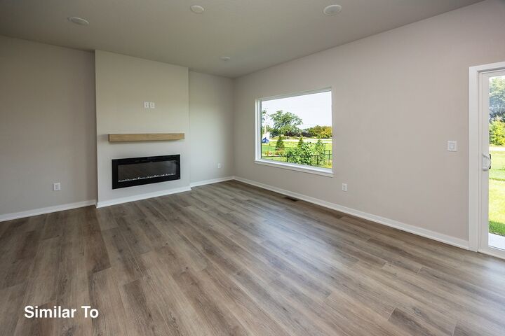 4392 Honey Bee Ridge  Des Moines IA 50317 photo