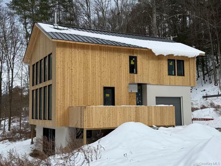 Property Photo:  332 Mohonk Road  NY 12440 