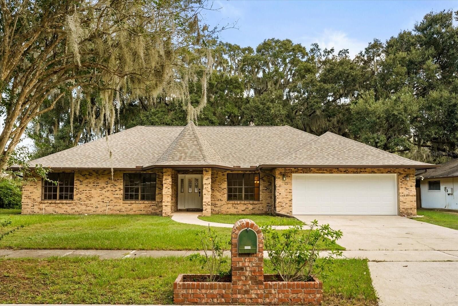 Property Photo:  4906 Briar Oaks Circle  FL 32808 