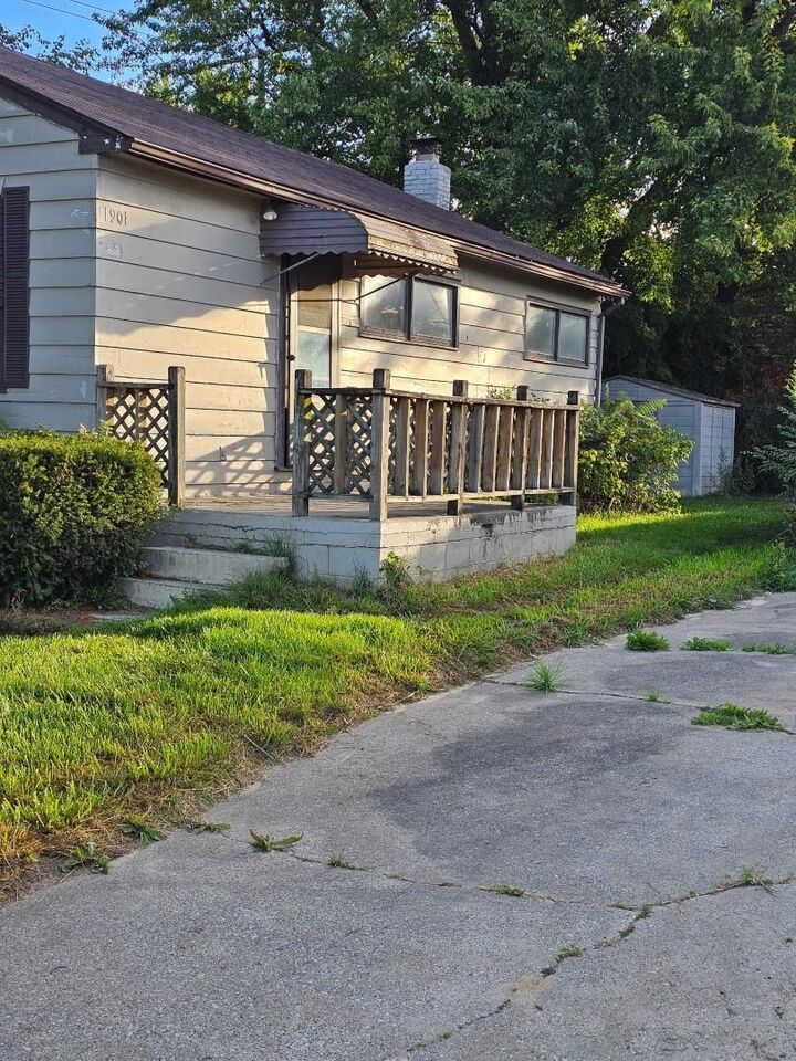 Property Photo: 1901 S Mountain Street MI 48706