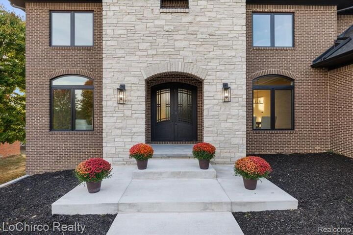 Property Photo:  674 Springview Drive  MI 48307 6071