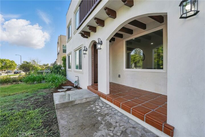 Property Photo:  2111 S Bronson Ave  CA 90018 