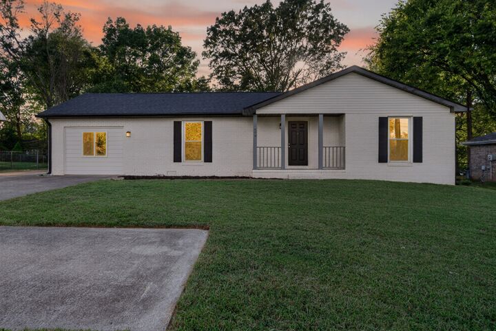 Property Photo: 1006 Peachers Mill Rd TN 37042