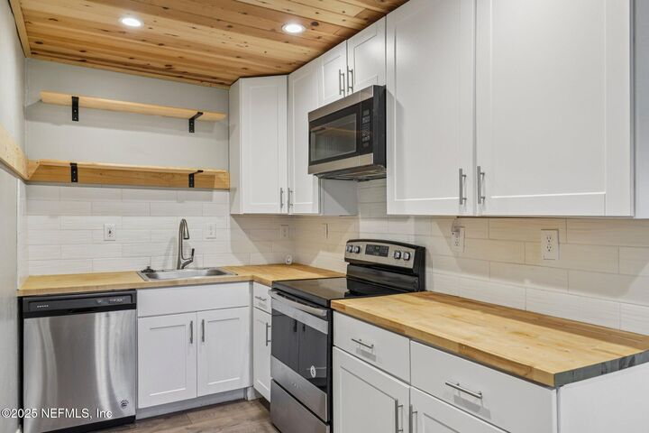 Property Photo: 243 Ravenswood Drive FL 32084