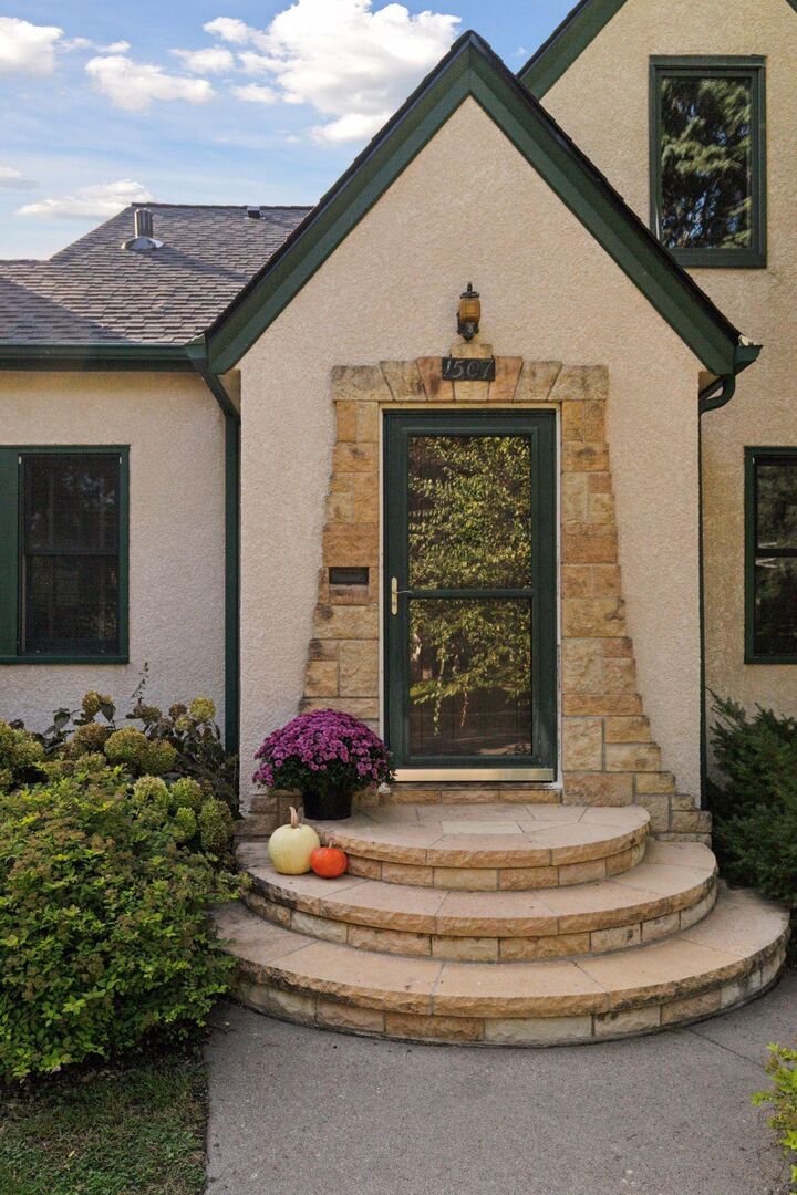 Property Photo: 1507 Holton Street MN 55108