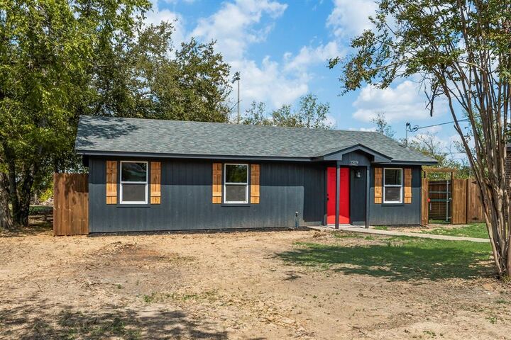 Property Photo: 1509 E 1st North Street TX 75142
