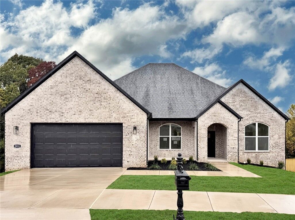 Property Photo: 2931 N Grey Squirrel Drive AR 72704