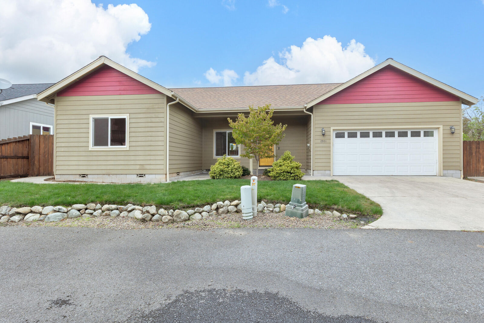 Property Photo: 1901 SW G Street OR 97526