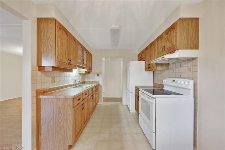 Property Photo:  75 Bridge Street E 206  ON N4G 1T1 
