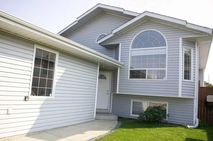Property Photo:  7 Langford Crescent  AB T4R 2X1 