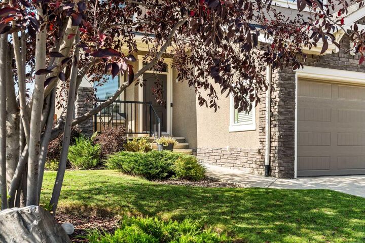 Property Photo:  233 Aspen Stone Place SW  AB T3H 0H5 