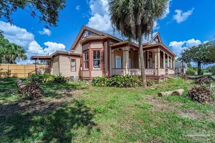 Property Photo:  400 W Gregory St  FL 32502 