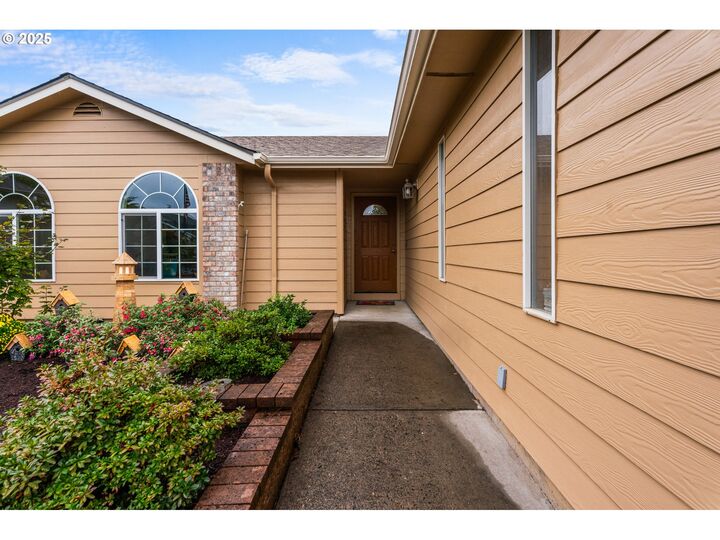 Property Photo: 4802 NE Fuhrer Ct OR 97305
