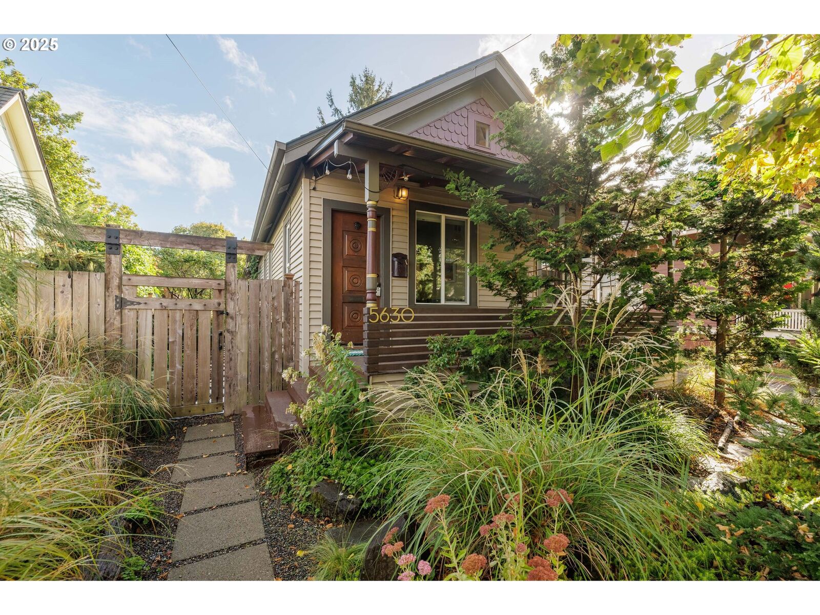 Property Photo:  5630 SE Gladstone St  OR 97206 