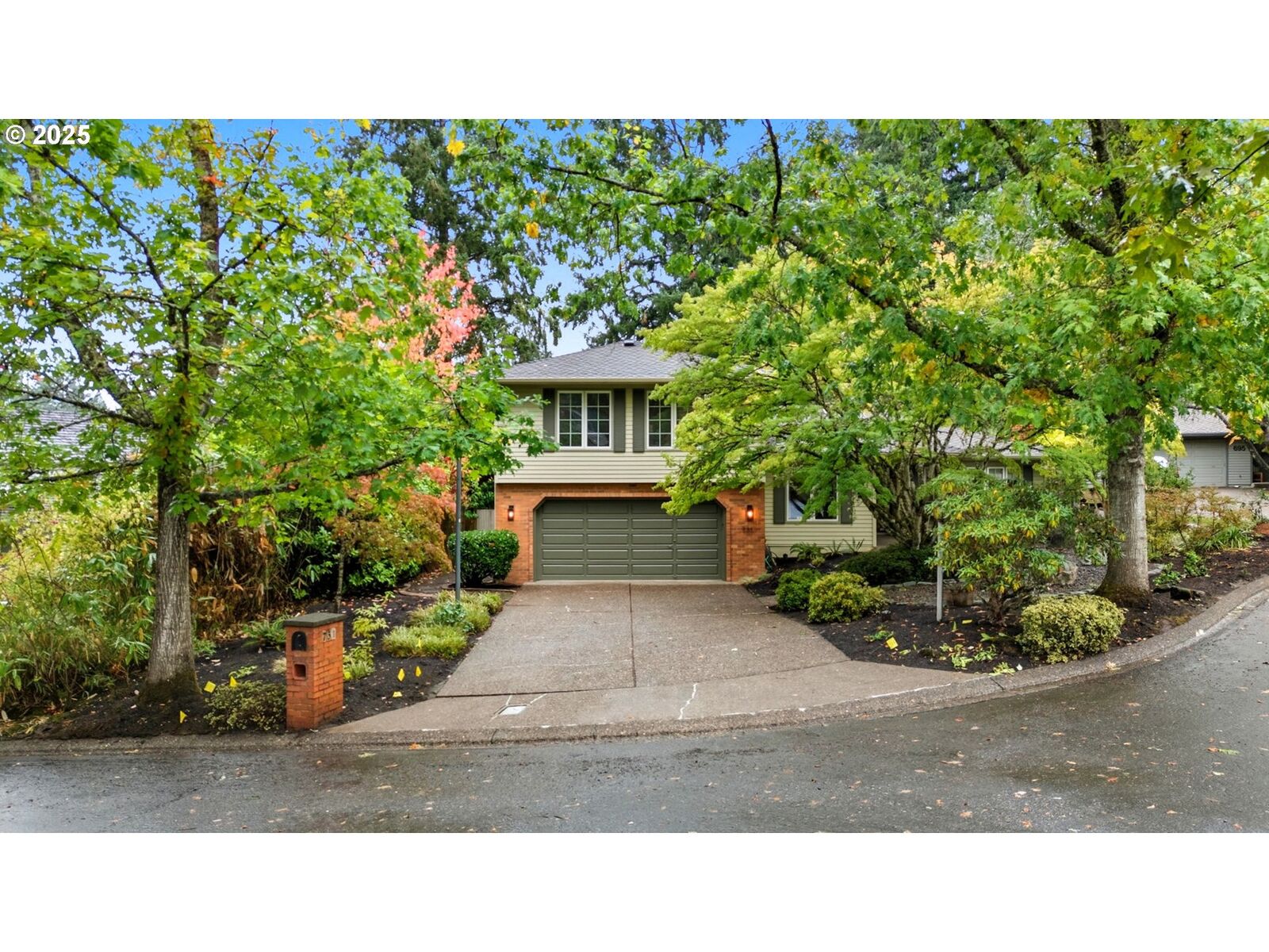 Property Photo:  731 Clara Ct  OR 97034 