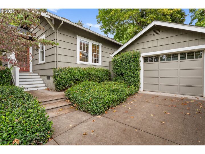 Property Photo:  2207 Harris St  OR 97405 