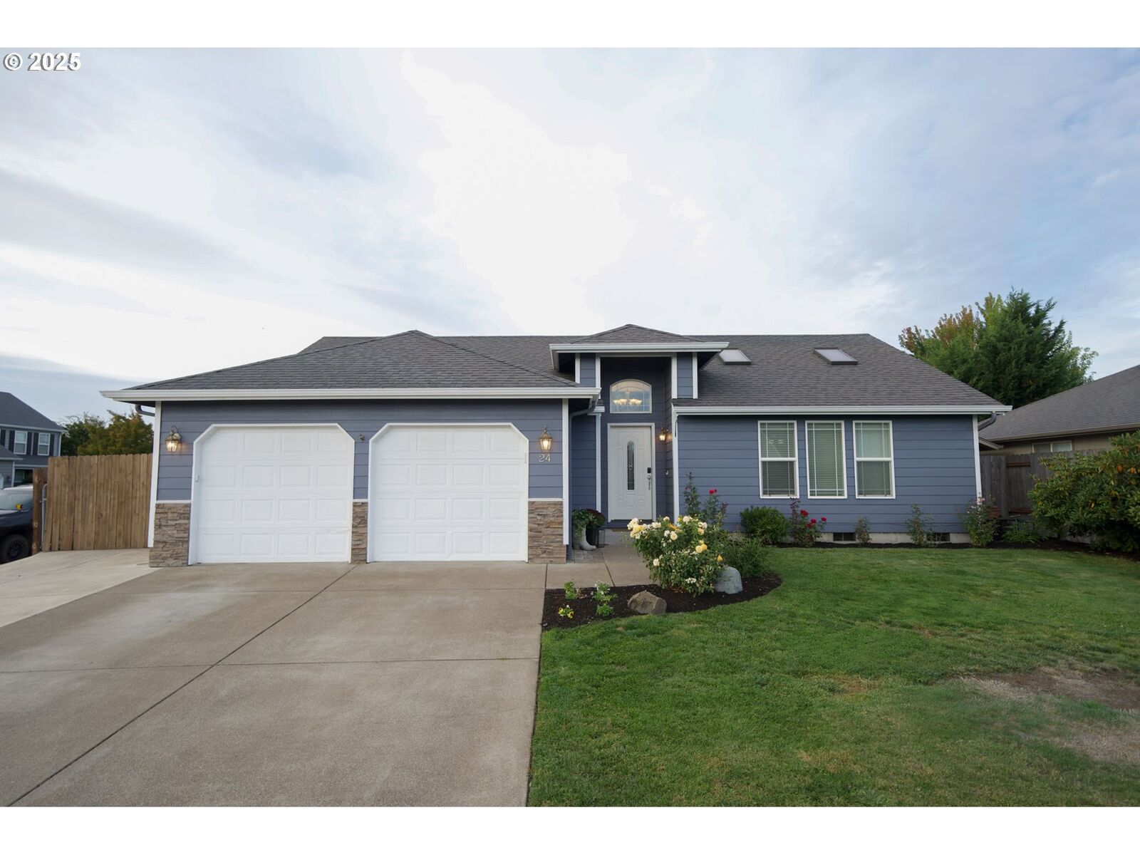Property Photo: 24 Sandalwood Loop OR 97426